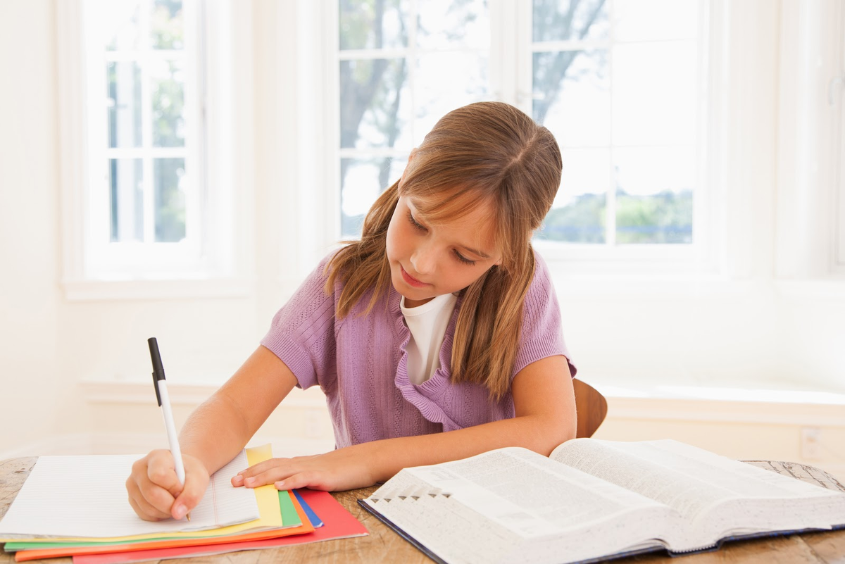Подскажите домашнее задание. Ребенок выполняет домашнее задание. Девочка за уроками. Выполнение домашнего задания. Делать домашнюю работу.