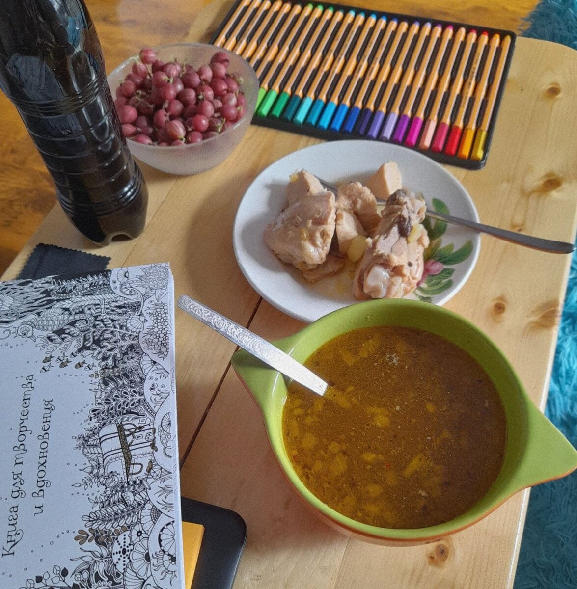 Мой обычный обед: гороховый суп, отварная курочка из супа и немного ягод