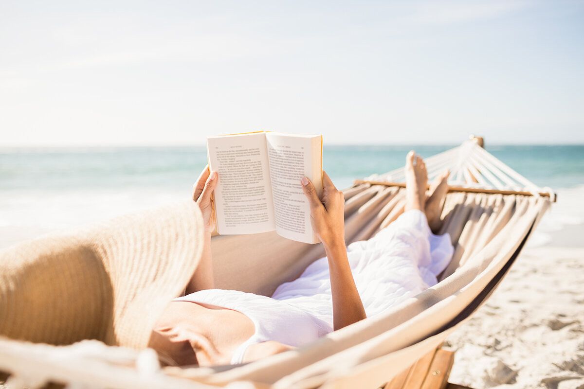 Девушка с книгой на пляже