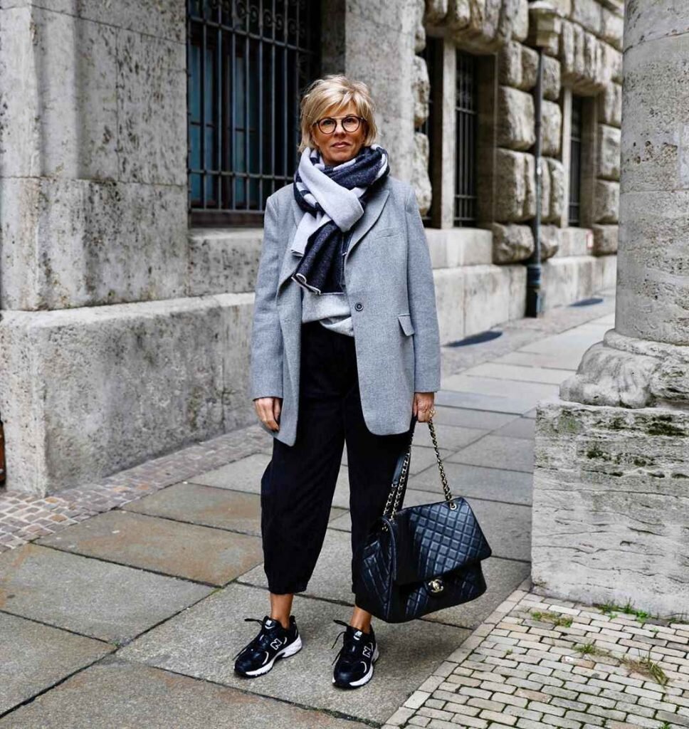 Кроссовки для женщин 60 лет с чем носить
