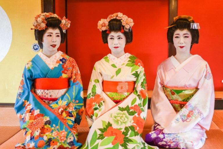 Гейши Киото, фото https://www.womjapan.com/column/travel/update-travel/4-attracting-places-in-kyoto/