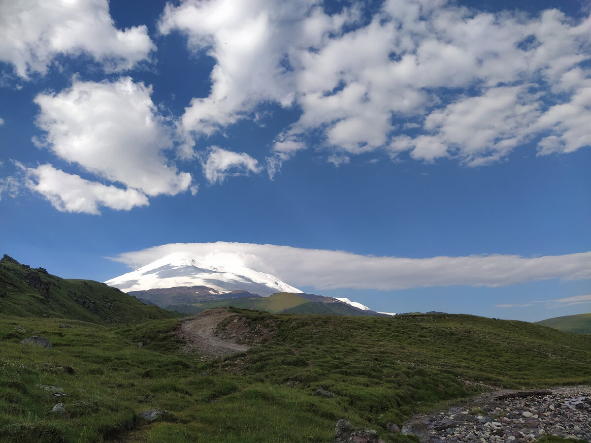 Эльбрус — это такая большая гора на Кавказе. Она же самая высокая точка Кавказа, России и Европы