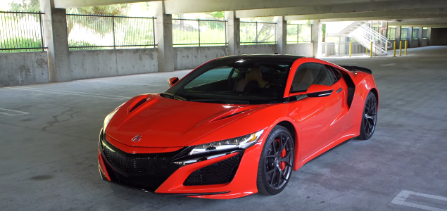 Дизайн передней и левой части кузова у Acura NSX 2020 года.
