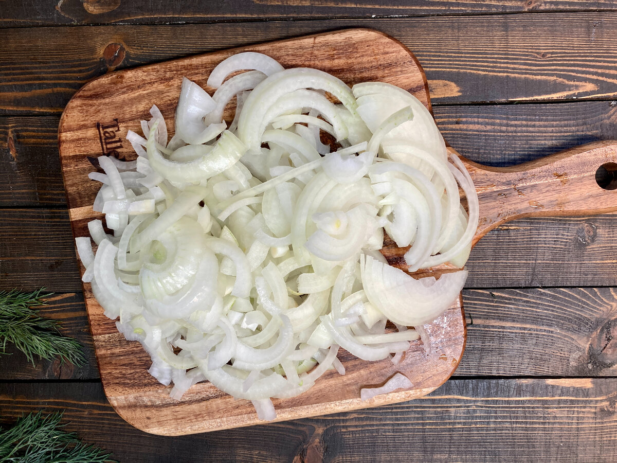 Просто и по - домашнему вкусно!Рыба в сметанно-луковом соусе тушеная на  сковороде. | Вкусно & Сытно | Дзен