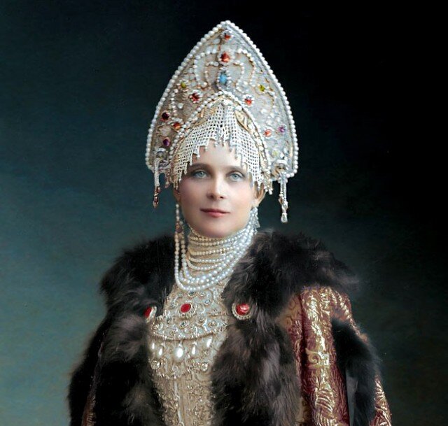 Зинаида Юсупова пришла на бал-маскарад. Зинаида одобряет выбор незнакомок.