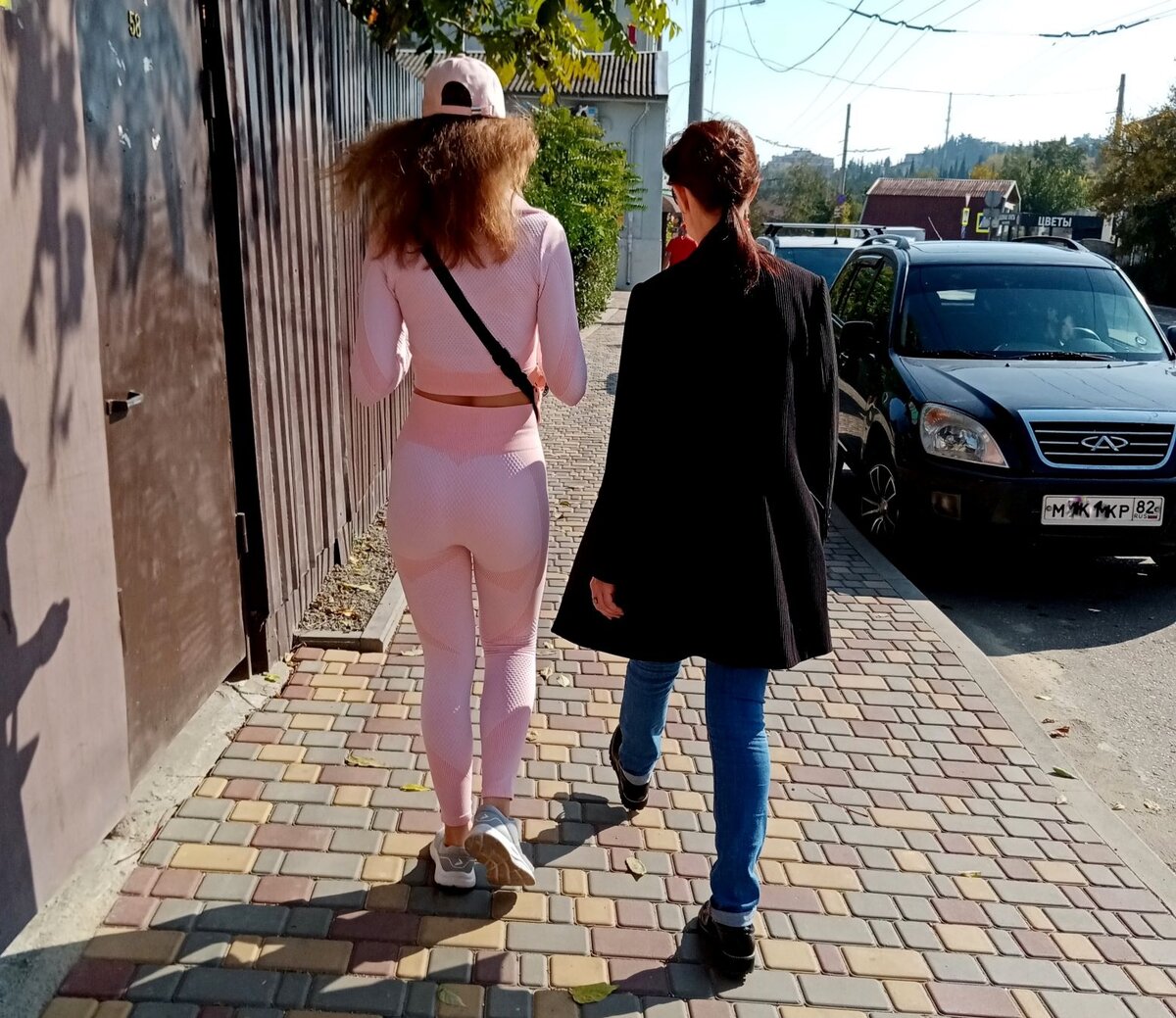 Ходили же в коротких алых шелковых халатах по корпусам...
Увидела таких в лечебном корпусе и обомлела. Все в спортивных костюмах, а тут в пеньюарах!