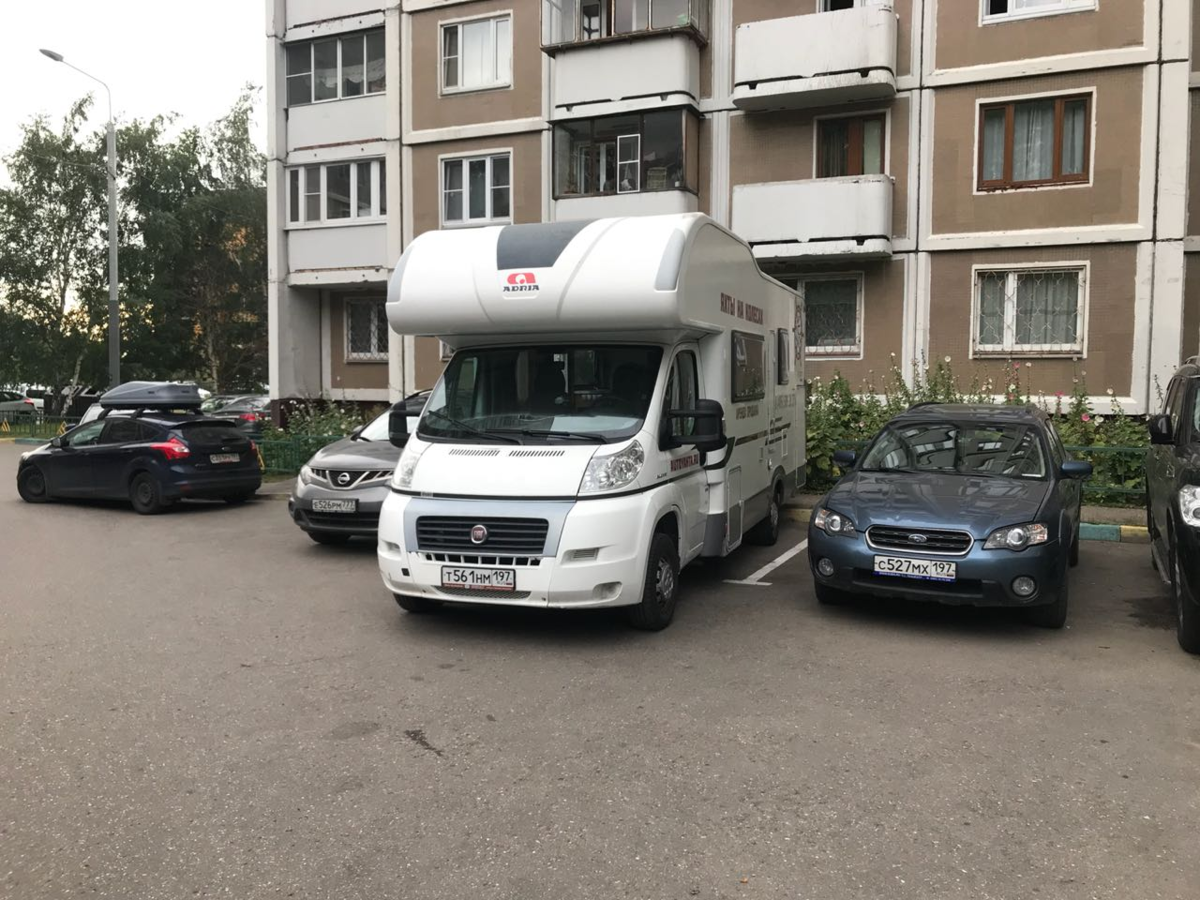 Автодом на парковке у дома. Большой автобус, очь сложно аккуратно заехать без камеры заднего вида.