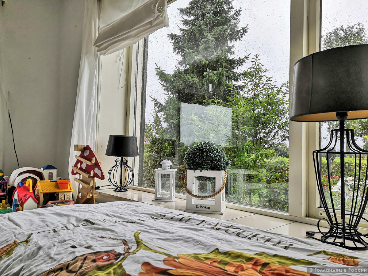 Голландцы любят большие окна, потому что с ними светло, просторно. И можно смотреть из окна на свой огород или город. Фото: из личного архива