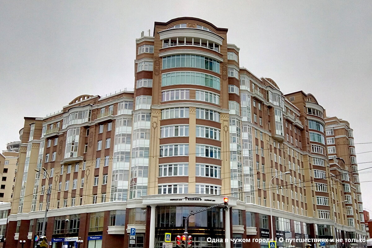 В комплексе три дома и 150 апартаментов стоимостью от 25 до 55 млн. рублей. К услугам жильцов - служба  рецепции, собственный парк со спортивными и игровыми площадками,  фитнес-клуб, бассейн, рестораны, бары, кафе, три галереи бутиков мировых  брендов.