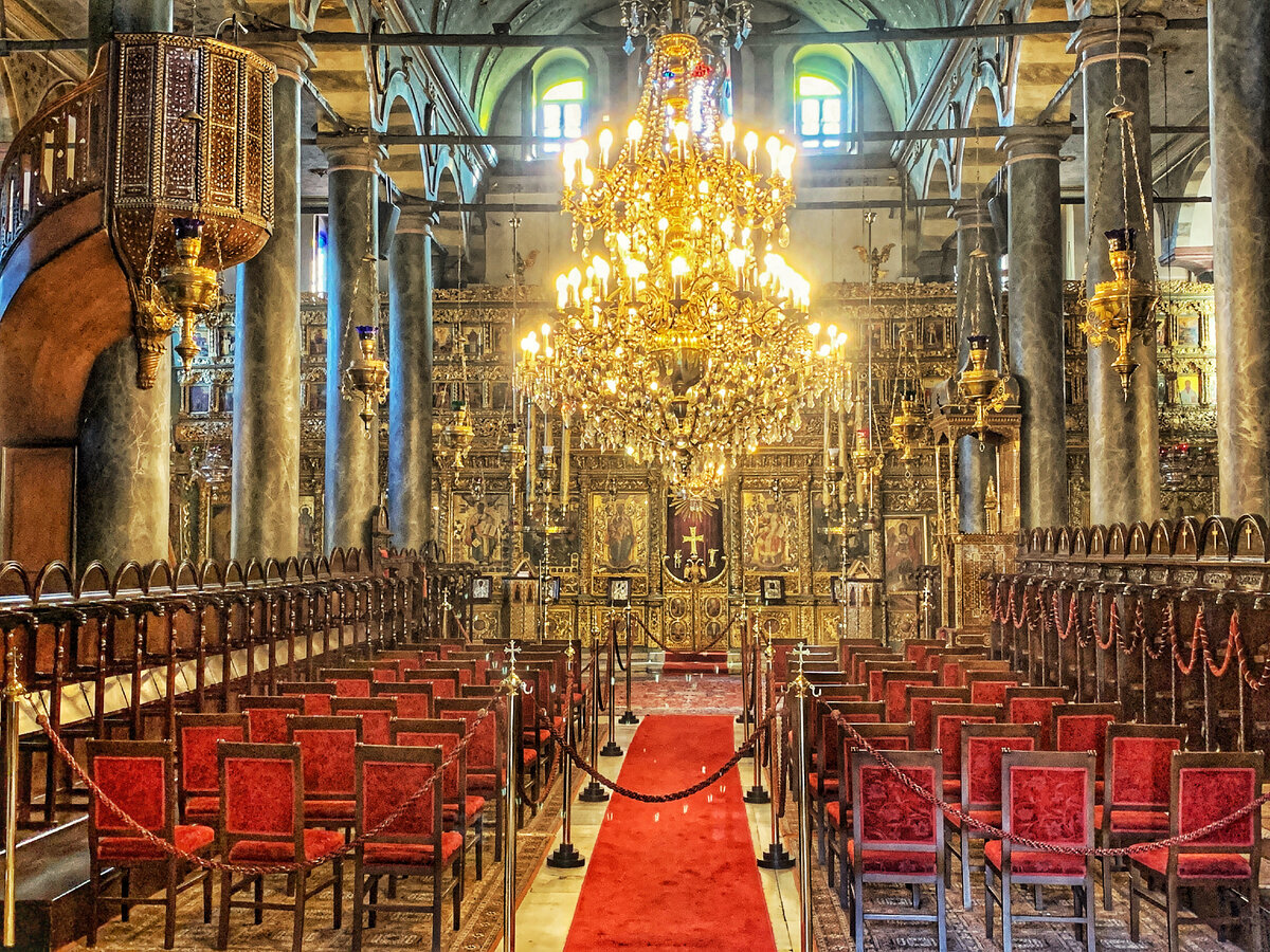 Вид на внутреннее убранство церкви из главных дверей. Фото автора