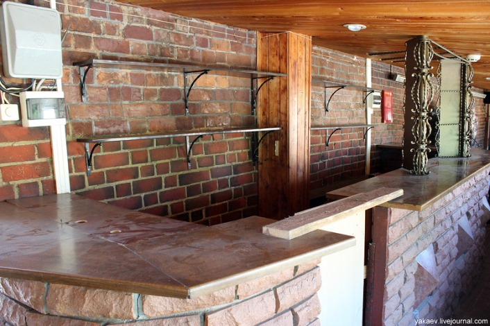 Бар, оборудованный на самой стене
