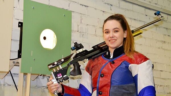    Серебряный призер летних Олимпийских Игр в Токио Анастасия Галашина возле новой электронной мишени в спортшколе олимпийского резерва №3 имени В.И. Русанова в ЯрославлеCC BY 4.0 / Правительство Ярославской области /
