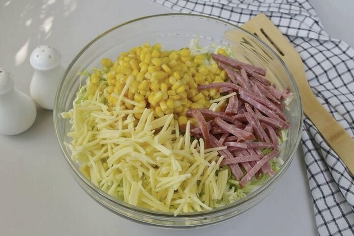 Капустный салат с колбасой и сухариками