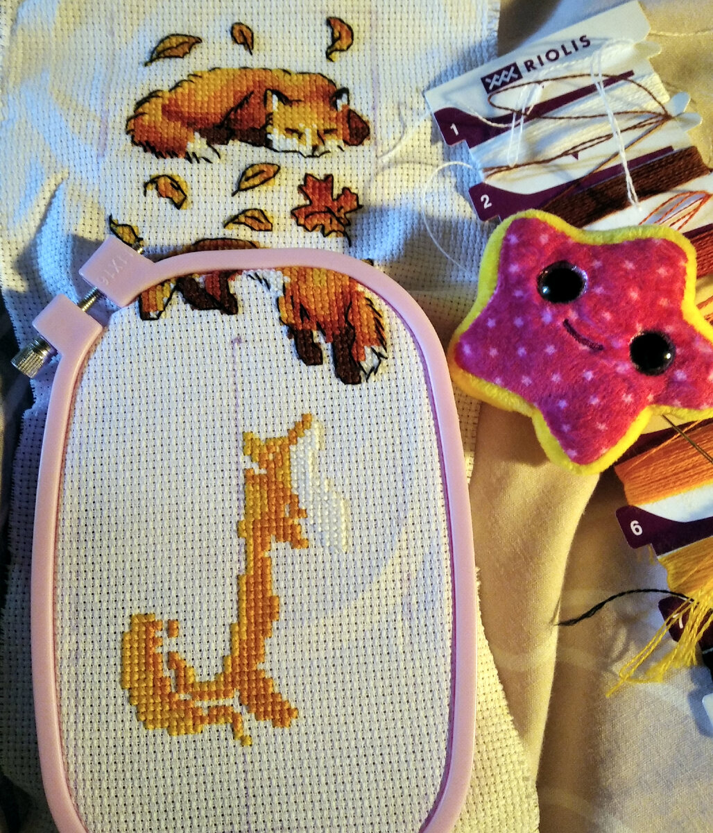 Kira Brüse вышивает веселых и ярких лисичек от Риолис