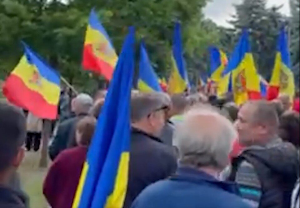     Антиправительственный митинг проходит у здания парламента в Кишиневе  Кадр видео