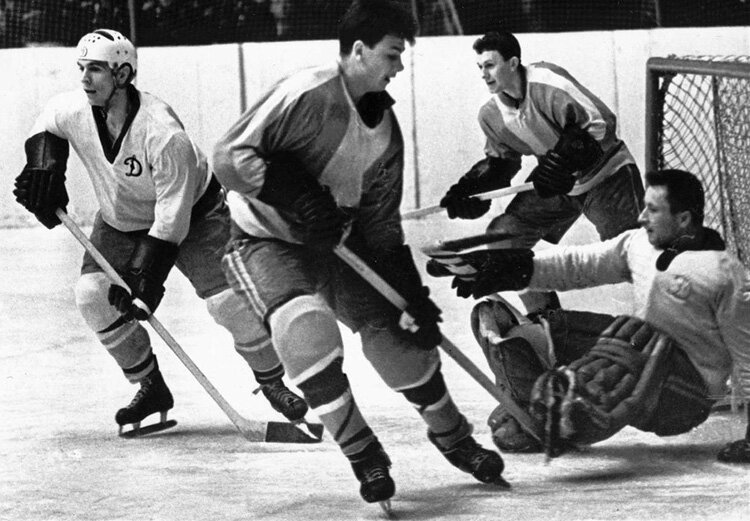 изображение с яндекс.картинки (в воротах "Динамо" - Б.Зайцев)