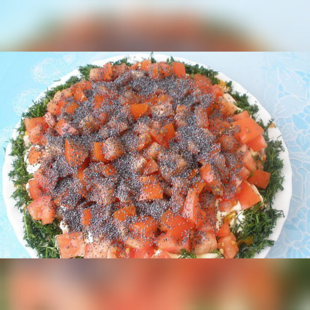 Рецепт салата с курицей маком. Салат с маком и помидорами. Салат с маком и сухариками. Салат курица под кайфом. Салат курица с маком сухарики.