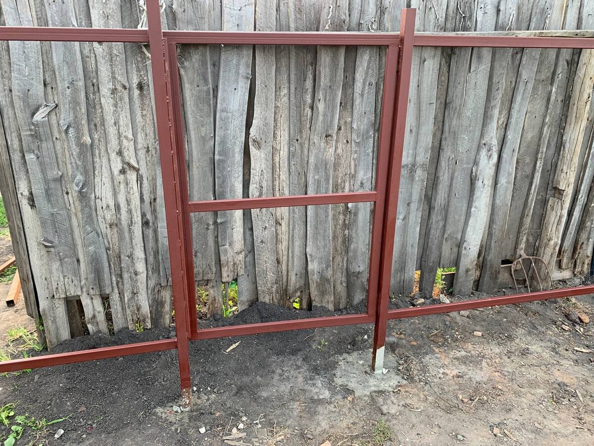 На заднем плане старый забор