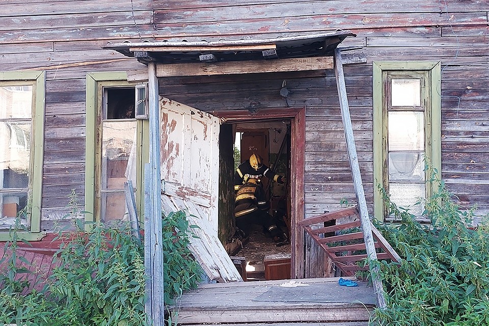     Деревяшка могла не только рухнуть в любой момент, но и взорваться – внутри были газовые баллоны. Фото: vk.com/aocc29