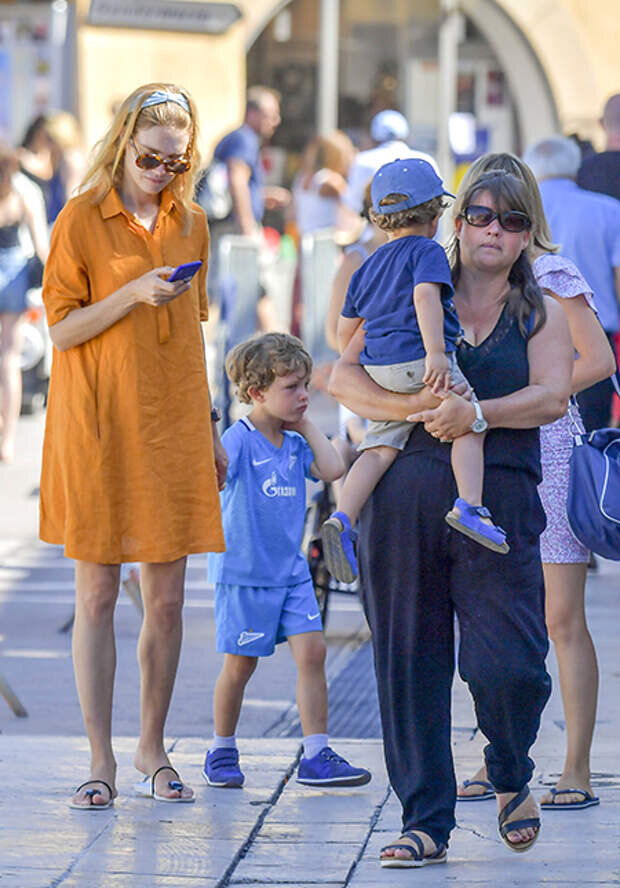 младшие дети Натальи Водяновой (от Антуана Арно), их лица она скрывает