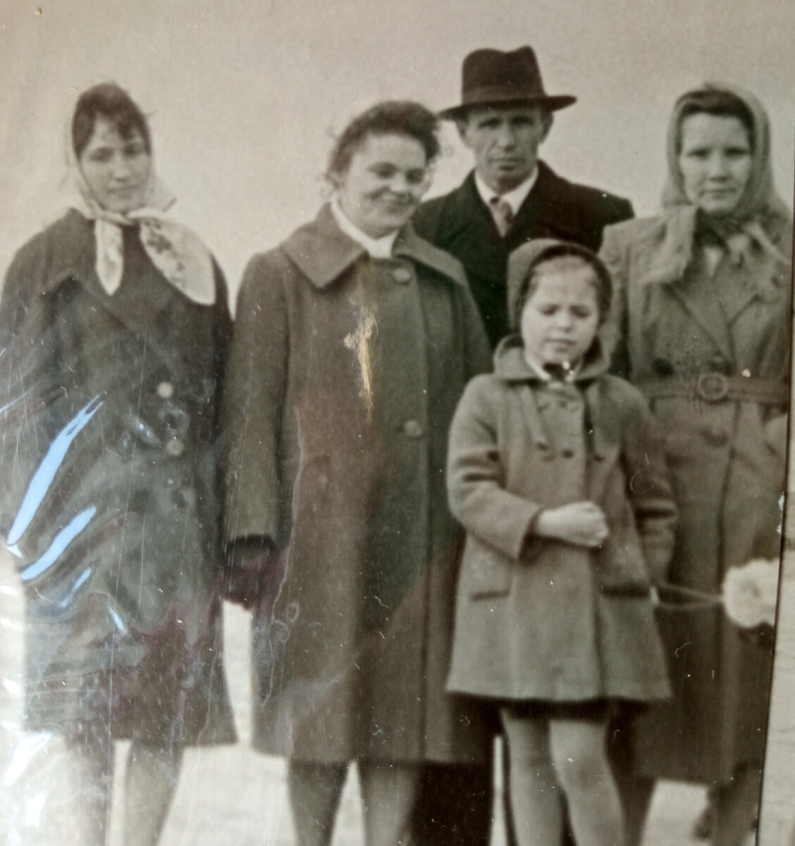 "Слева направо "тётя" Нина (20 лет), моя мама (27 лет), дядя Николай (34 года и тётушка Степанида (33 года). Ну и я - шестилетняя девочка в шапочке-капорчике. Источник: личный фотоархив