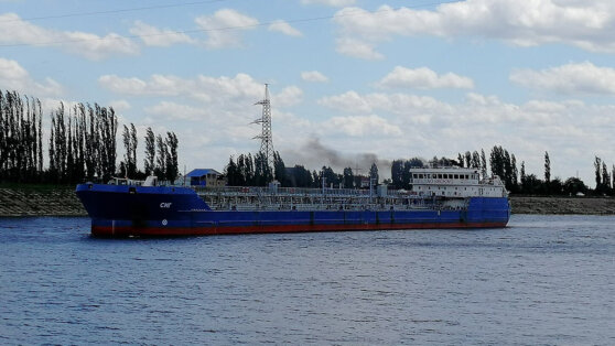    На поврежденный дроном танкер "Сиг" устанавливают металлический пластырь Анастасия Романова