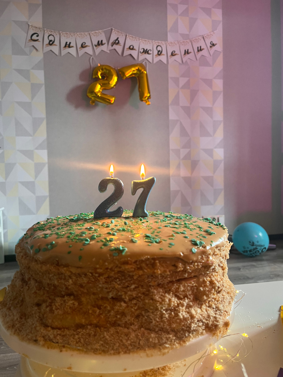 Торт на мой день рождения. Автор торта - жена, автор фото - я. Это чтобы вам сразу приходили креативные мысли. 