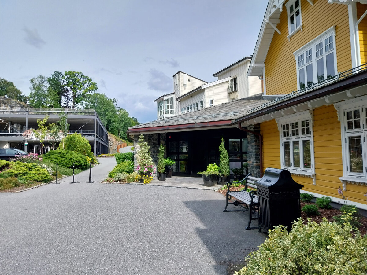 Сульстран и его побережье-одна из самых больших достопримечательностей Бьорна фьорд коммуны. Отель Сульстран был построен в 1896 году и является одним из исторических отелей Норвегии.