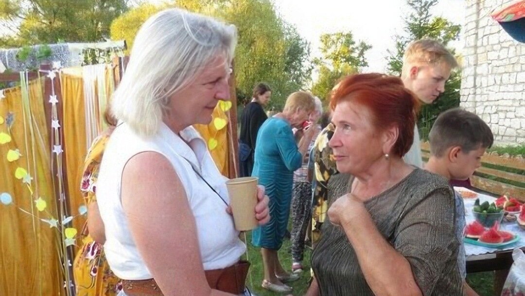     Бывшая министр иностранных дел Австрии Карин Кнайссль решила поселиться в Рязанской области. До этого эмигрировала во Францию, потом в Ливан. После с танца с Путиным на своей свадьбы политическая карьера на родине для нее закончилась, зато Россия теперь предлагает австриячке много интересного.