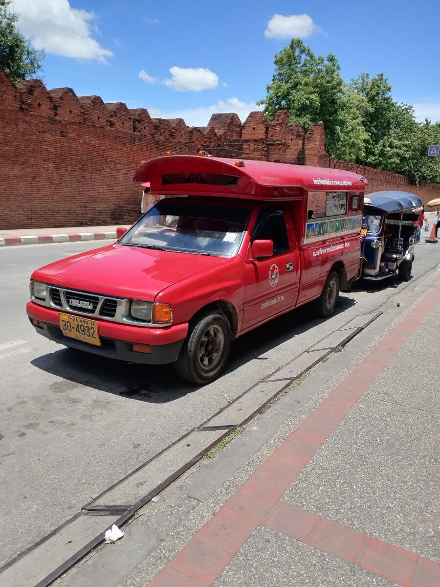 Сонгтео и тук-тук.