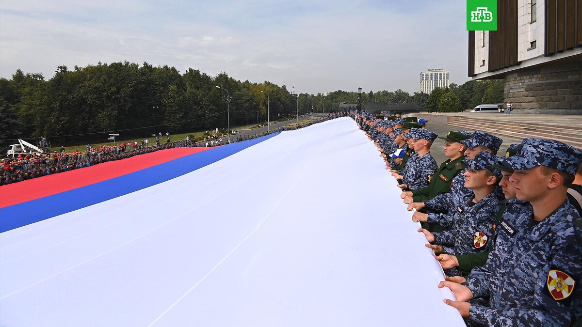 Триколор площадью более  1000 м² у музея Победы в москве.