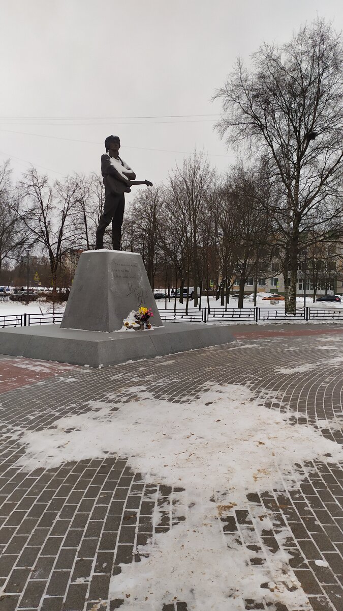 Памятник В. Цою в сквере Петербурга.  Даже зимой живые цветы. Фото автора, 2021 год.