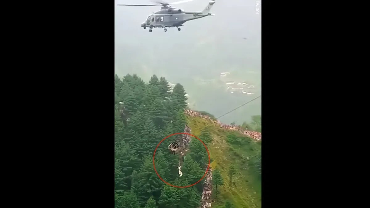 Вертолет использовался при спасении. Фото: кадр видео BBC