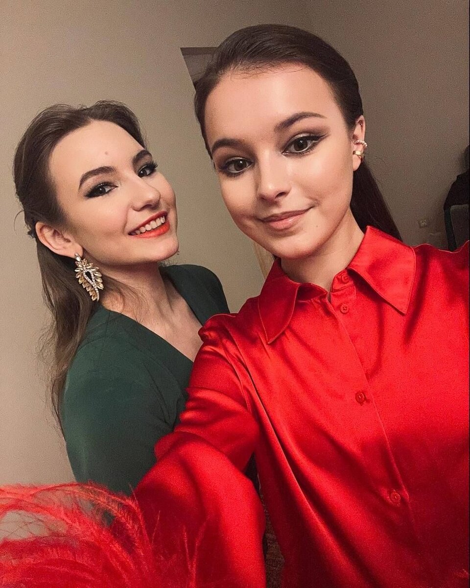 Дарья Усачева отмечает Новый год с Аней Щербаковой. Фото из социальных сетей девушки.