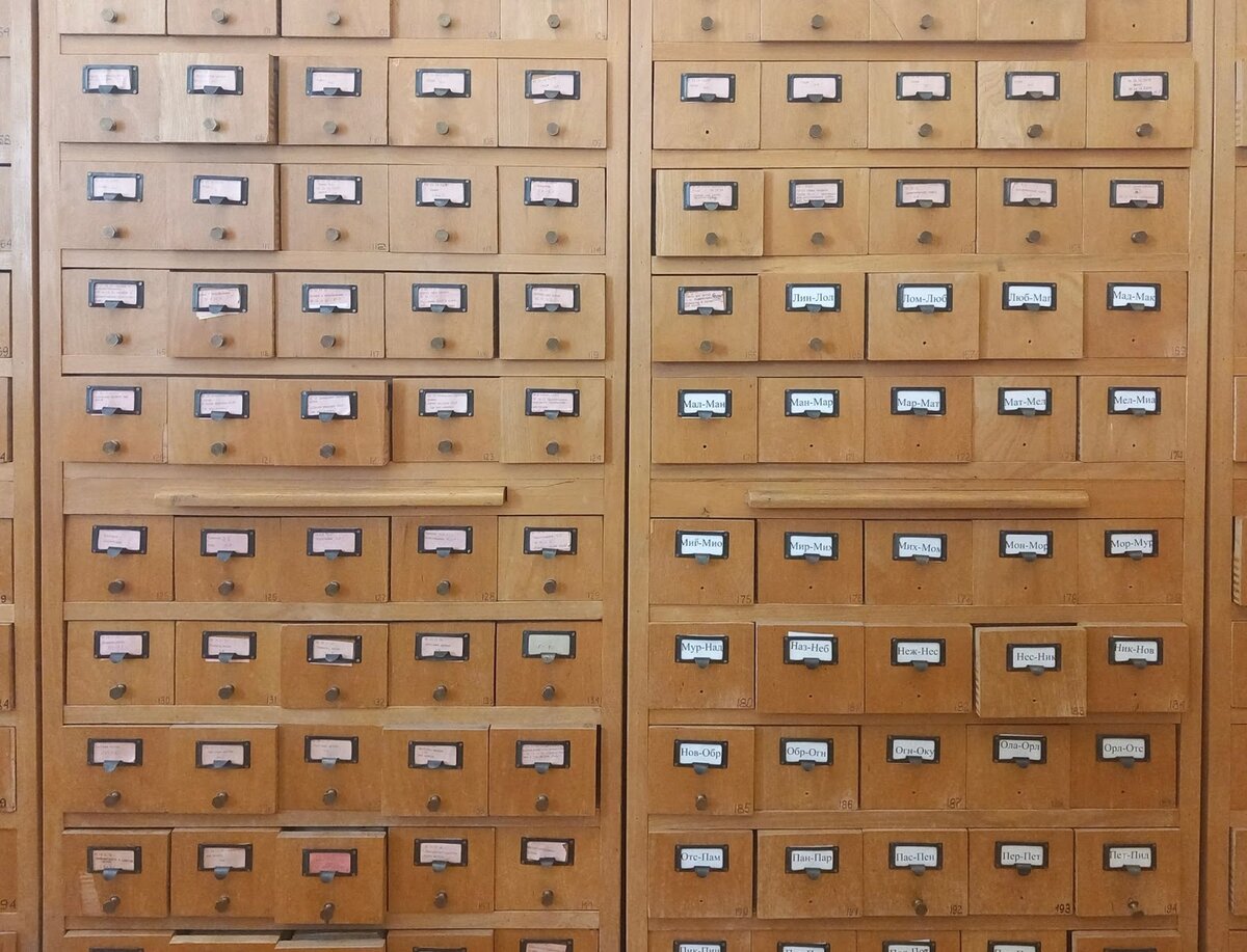 Один из шкафов картотеки РГАФД