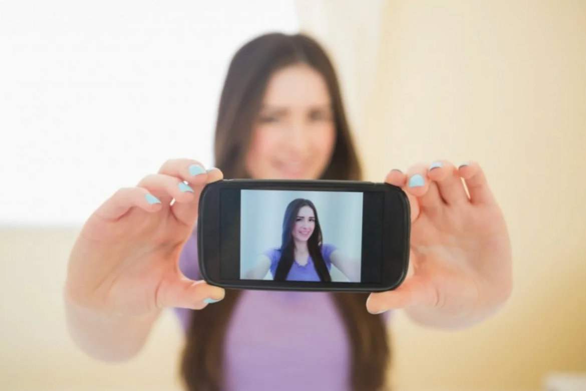 Все, что нужно для начала работы: телефон, эксперт и ценные знания, которые получат ваши подписчики (фото из открытых источников)