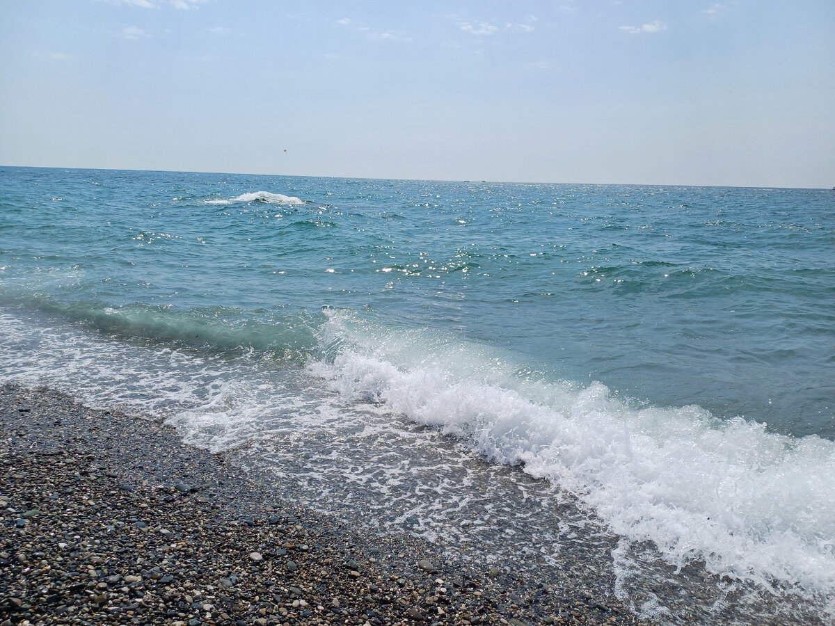 Холодное черное море сейчас. Черное море. Море в Абхазии в июне. Черное море фотографии. Черное море 2024.