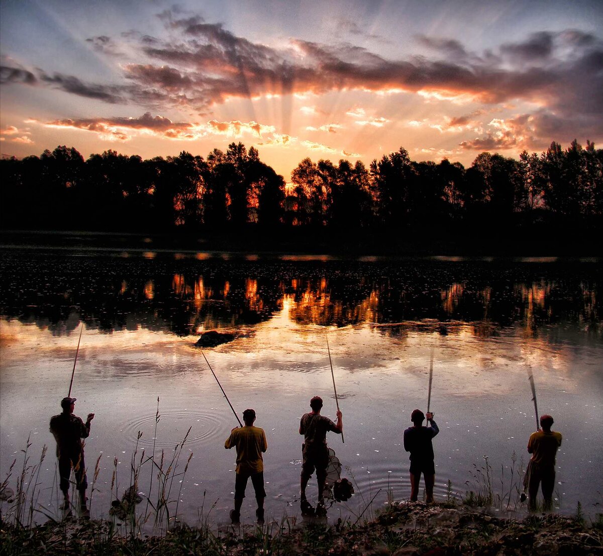 Витя полюбил отдых на берегу с Олиными друзьями.