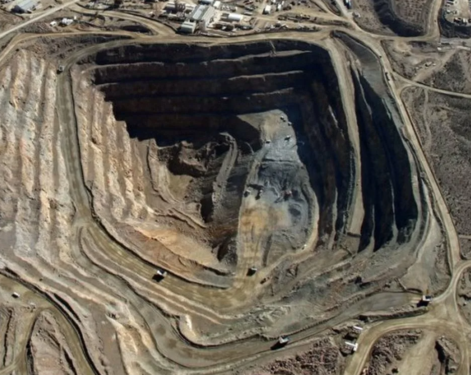 Добыча полезных ископаемых. Полезные ископаемые. Добыча руды открытым способом. Добыча редкоземельных металлов в России.