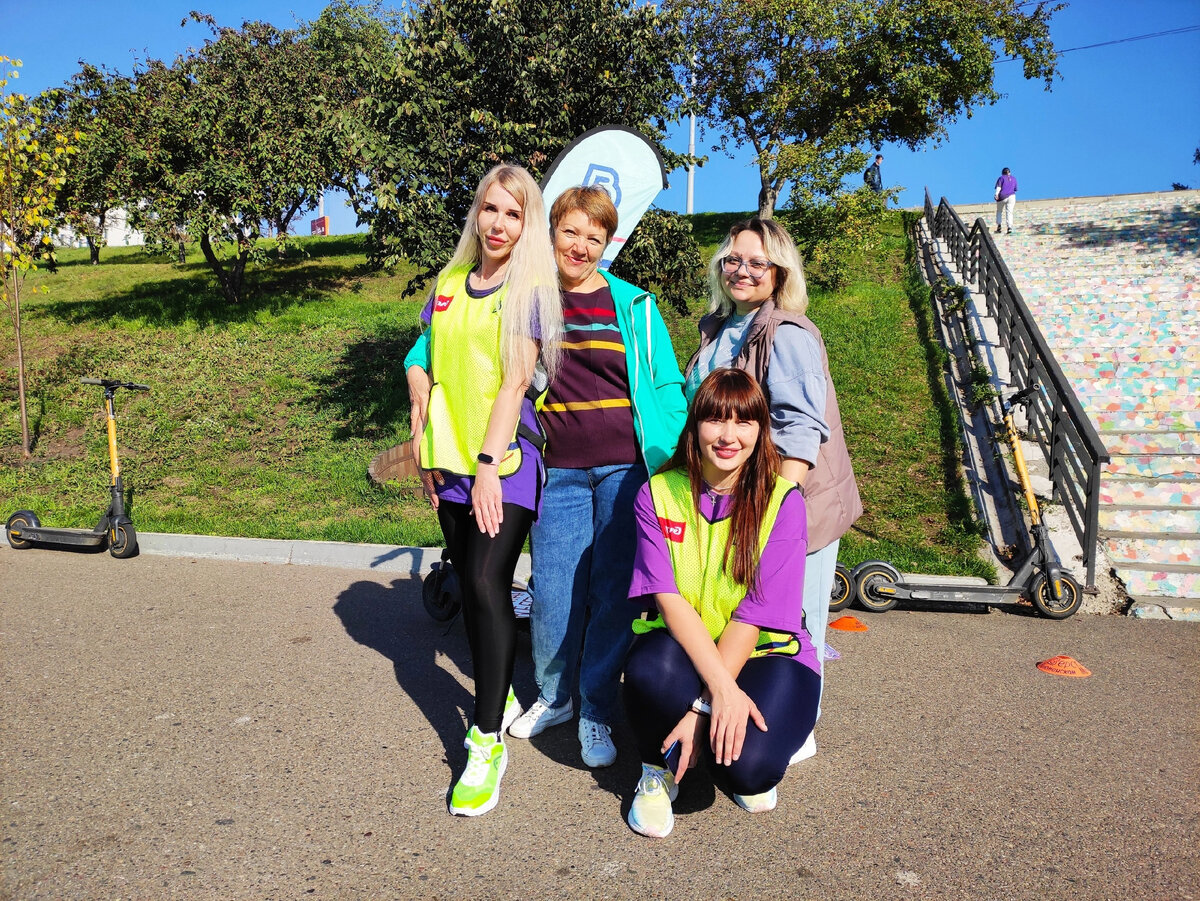 Машковская Екатерина - руководитель центра помощи людям с Деменцией( крайняя слева) и гости забега 