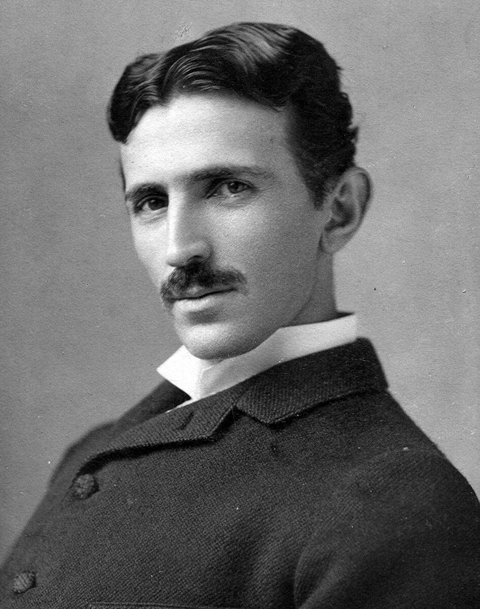 Никола Тесла – знаменитый изобретатель в области электротехники и радиотехники. Более подробно о нём и его биографии можно узнать из той же Википедии.-2
