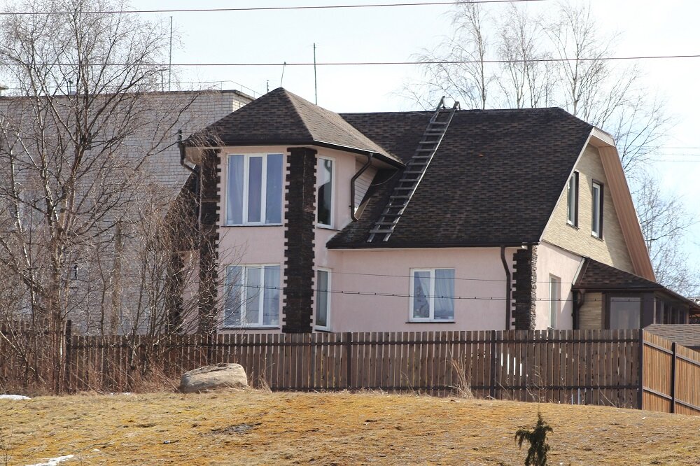 Частный лом перед кварталом пятиэтажек