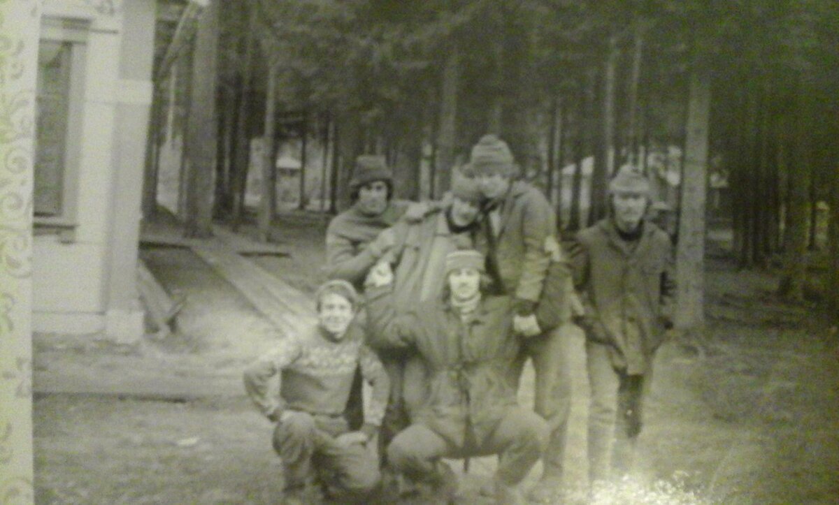 Я познакомился с ним в 1978 году, когда поступил в культ-просвет училище г. Свердловска, на эстрадно-духовое отделение. После зачисления нас сразу отправили в колхоз под Тюменью, на уборку картофеля, и там мы, как то сразу сдружились,  нас образовалась небольшая компания Володя Кетункин, Леша Могилевский, Аэлита, Андрей Зехов и Я. Все мы были молоды ,дружелюбны и безумно талантливы. Там же, на каком-то железнодорожном вокзале, среди рюкзаков ,толпы народа ,телогреек и сапог, я первый раз услышал как он поет.