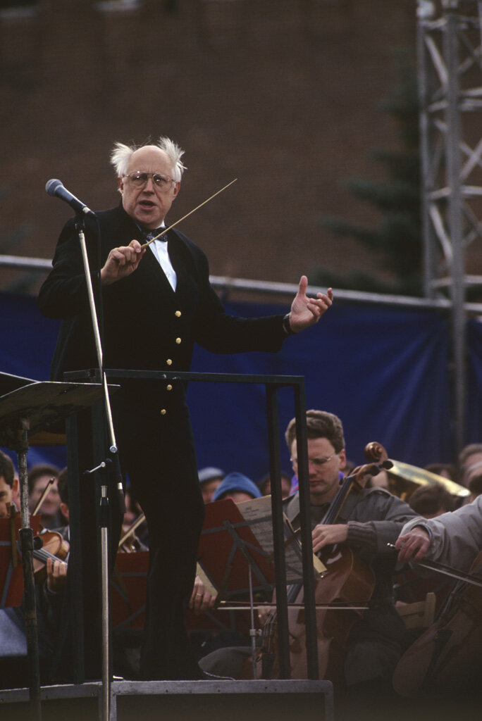 1. Российский виолончелист, дирижер, народный артист СССР Мстислав Ростропович