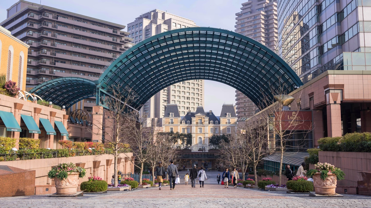 Люди прогуливаются по Yebisu Garden Place, Токио