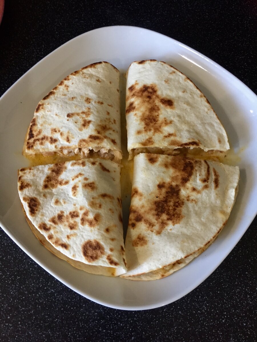 Грузинская лепешка с ананасами.