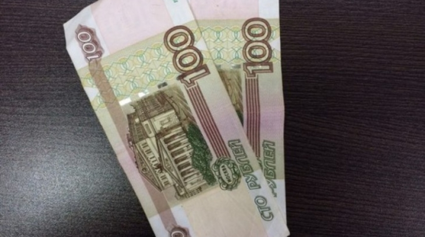 2 купюры по 100 рублей