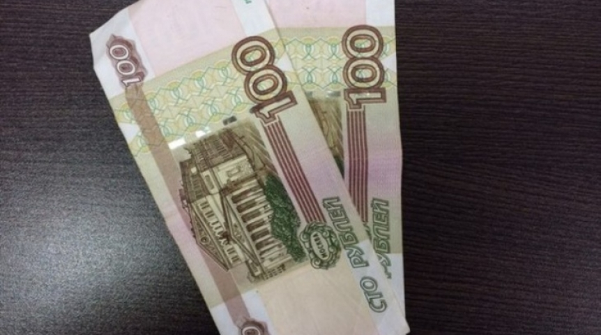 2 купюры по 100 рублей. Две сотки деньги. 200 Рублей в руках. СТО рублей 200. СТО рублей в руке.