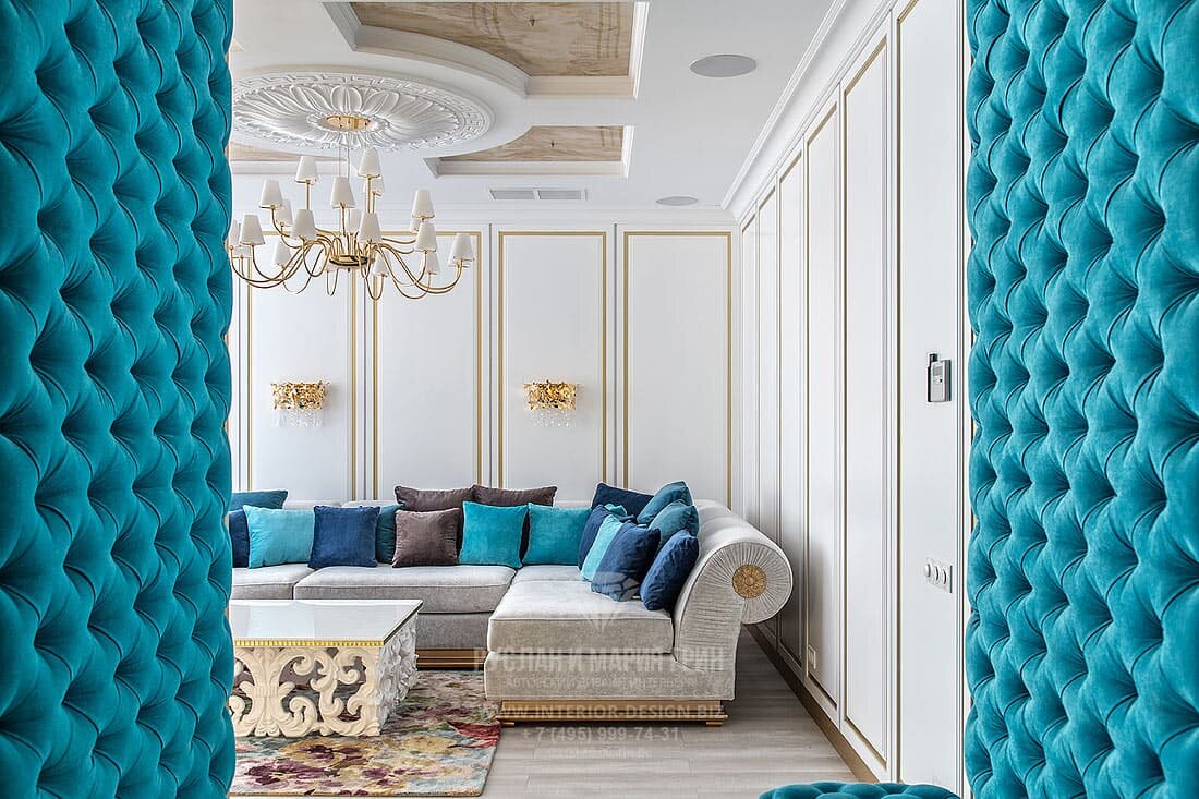 На фото: ар-деко в интерьере просторной квартиры с яркими акцентами