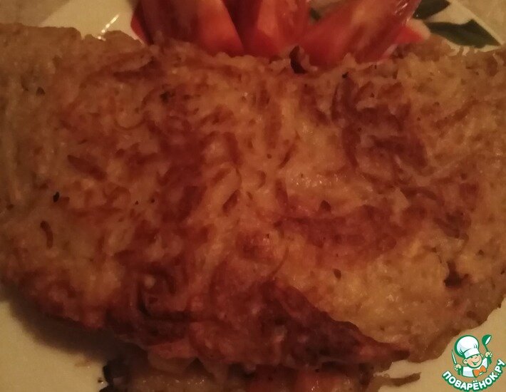 Очень вкусный драник из картофеля и куриной грудки... Нашла на одном сайте. Очень понравилось... Только я добавила ещё помидор.